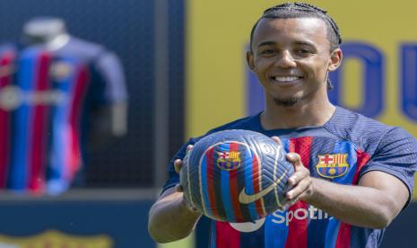 Bek Barcelona asal Prancis Jules Kounde.