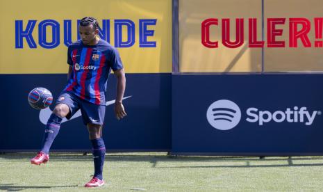 Jules Kounde dari Barcelona.