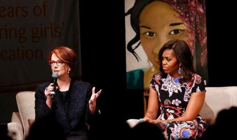 Julia Gillard dan Michelle Obama di Sekolah khusus perempuan Mulberry di London, Selasa (16/6).