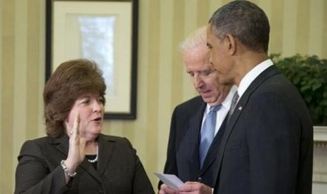 Julia Pierson (kiri) saat diambil sumpah jabatan oleh Wakil Presiden AS, Joe Biden disaksikan Presiden Barack Obama.