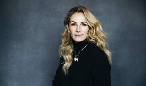 Aktris Julia Roberts kembali beradu akting dengan George Clooney. Kali ini, dalam Ticket to Paradise, mereka menjadi mantan pasangan suami-istri yang bekerja sama menggagalkan pernikahan putrinya dengan orang yang baru dikenal.