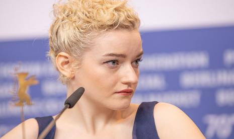 Aktris Julia Garner menjadi pilihan utama untuk memerankan karakter Madonna dalam film biopik 'Madonna'.