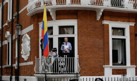 Julian Assange saat berpidato di depan balkon Kedutaan Besar Ekuador di London