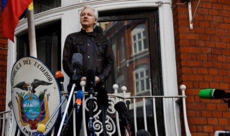  Julian Assange telah mendekam di Kedutaan Ekuador di London, Inggris sejak 2012.  