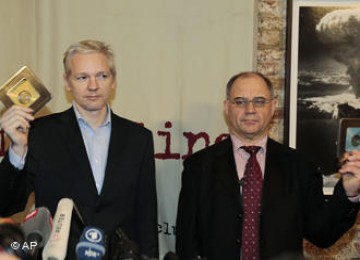 Julian Assange (kiri) dan Rudolf Elmer (kanan) usai penyerahan dua CD rahasia di Frontline Club London (17/1) 