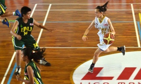 Juliana dari Sekolah Tinggi Ilmu Ekonomi Indonesia (STEI) berusaha menyelamatkan bola dari para pemain Universitas Negeri Jakarta (UNJ) pada pertandingan basket Liga Mahasiswa (Lima) Puteri di Gelanggang Remaja, Sunter, Jakarta UtaraJuliana dari Sekolah Ti