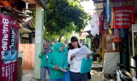 Jumanti, Nur Djanah (kiri) sedang rutin memeriksa rumah warga untuk mendeteksi jentik nyamuk di Kebagusan, Pasar Minggu, Jakarta Selatan.