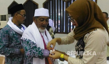 Jumari (70 tahun) marbot salah satu masjid di Pamulang, Tangsel ini siap berangkat haji.