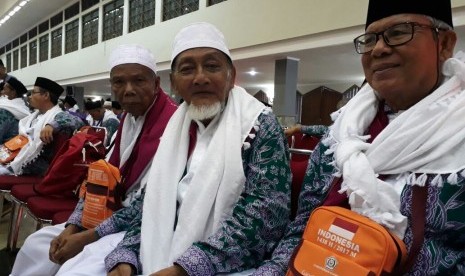 Jumari (tengah), warga Pamulang, Tengerang Selatan, menunaikan ibadah haji tanpa mengeluarkan uang