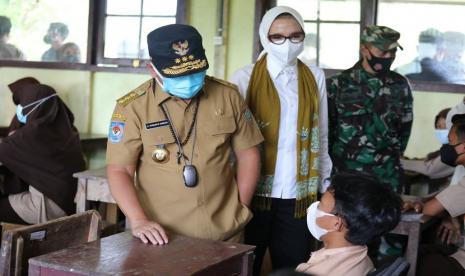 Jumat (5/11) Gubernur H. Sugianto Sabran bersama Ketua TP. PKK Provinsi Kalteng Ivo Sugianto Sabran melakukan peninjauan Vaksinasi Covid-19 di SMAN 4 Palangka Raya. Gubernur memastikan pelaksanaan vaksinasi bisa berjalan lancar dan mencapai target, selain itu pihaknya juga terus mengupayakan agar stok vaksin bisa selalu tersedia dengan terus berkoordinasi dengan Pemerintah Pusat.