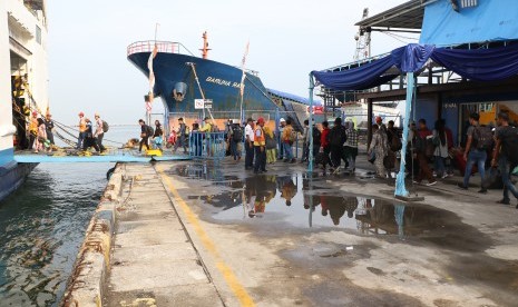 Jumlah Penumpang di Pelabuhan Tanjung Emas 