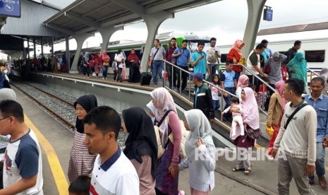 Jumlah penumpang yang memanfaatkan KA Minangkabau Ekspres meningkat hingga 1.200 persen selama libur Lebaran ini, dibanding hari biasa. Uniknya sebagian penumpang kereta bandara bukanlah penumpang pesawat, namun warga yang hanya ingin menjajal KA Minangkabau Ekspress yang baru diresmikan Presiden Mei 2018.