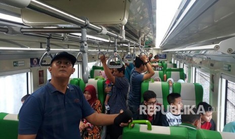 Jumlah penumpang yang memanfaatkan KA Minangkabau Ekspres meningkat hingga 1.200 persen selama libur Lebaran ini, dibanding hari biasa. Uniknya sebagian penumpang kereta bandara bukanlah penumpang pesawat, namun warga yang hanya ingin menjajal KA Minangkabau Ekspress yang baru diresmikan Presiden Mei 2018.