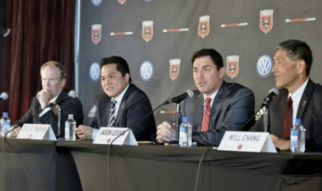 Pengusaha terkemuka Indonesia, Erick Thohir (kedua dari kiri) sedang menghadiri jumpa pers perkenalan pemilik baru klub sepakbola DC United