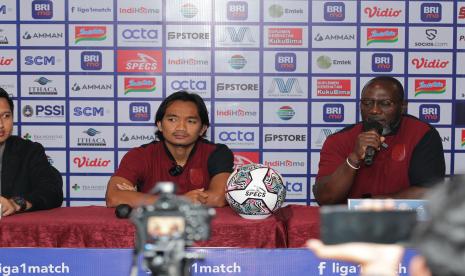 Pelatih Persis Solo, Jacksen F Tiago (kanan).