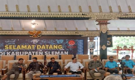 Jumpa pers terkait Alat Peraga Kampanye Pemilu 2024 di Pendopo Parasamya, Sleman, Selasa (5/12/2023). 