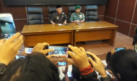 Jumpa pers Wali Kota Depok, Mohammad Idris terkait wabah virus corona yang dua warga Kota Depok terpapar virus corona.