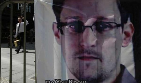 June 21, 2013 file photo, a banner supporting Edward Snowden, a former CIA employee who leaked top-secret documents about sweeping US surveillance programs, is displayed at Central, Hong Kong's business district. (Illustrati)