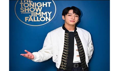 Jungkook mengatakan bahwa jika bukan menjadi seorang musisi, dia melihat dirinya terlibat dalam desain atau seni gambar.