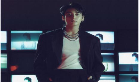 Jungkook BTS. Para penggemar BTS, khususnya Jungkook, menuntut tindakan tegas terhadap karyawan Hybe atas komentar negatif mereka terkait dukungan publik Jungkook terhadap NewJeans.