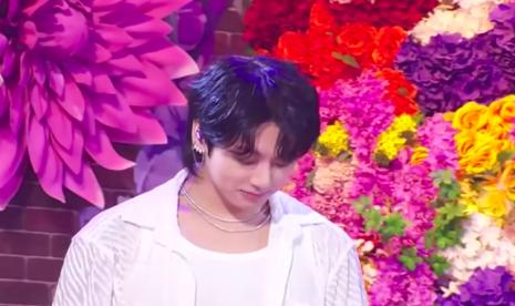 Jungkook BTS tampil di acara Inkigayo SBS membawakan lagu Seven. 