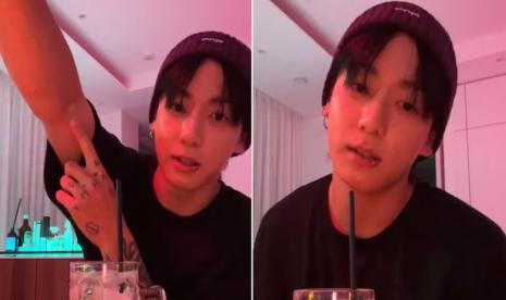 Jungkook saat melakukan siaran live di Weverse, Rabu (4/10/2023).