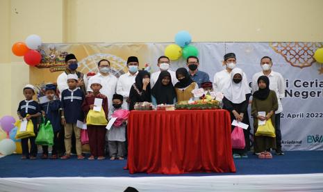 Jungleland bersama BWA  mengadakan kegiatan buka puasa bersama anak yatim dengan tema Berbagi Keceriaan Bersama 100 Anak Negeri, Kamis (14/4).