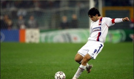 Juninho Pernambucano saat masih berseragam Lyon.