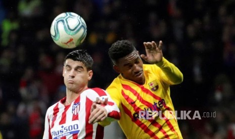 Junior Firpo (kanan) dan Alvaro Morata (kiri) menanduk bola pada pertandinigan La Liga Spanyol antara Atletico Madrid melawan FC Barcelona di Wanda Metropolitano stadium, Madrid, belum lama ini. Firpo akan menuju markas Real Betis sebagai lawan. Sebelum berlabuh di Camp Nou, selama lima tahun Firpo berkostum Real Betis.