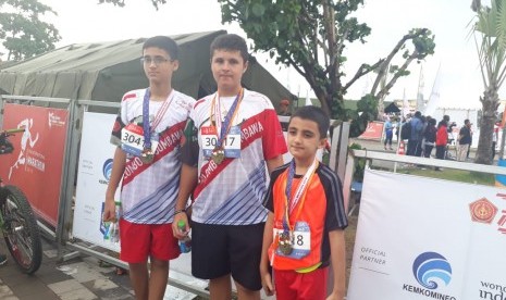 Junior (tengah) dan Patrick (kiri), dua remaja dari Amerika Serikat yang mengikuti TNI International Marathon 2018 di kawasan ekonomi khusus (KEK) Mandalika, Lombok Tengah, NTB, Ahad (4/11).