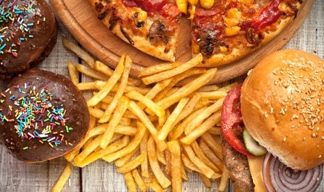 Junk food atau makanan tidak sehat bisa menurunkan kualitas tidur. Ilustrasi