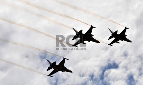 Jupiter Aerobatic Team TNI AU beraksi dalam rangkaian acara upacara peringatan HUT Angkatan Udara ke 69 di Pangkalan Udara TNI AU Halim Perdanakusuma, Jakarta, Kamis (9/4).   (Republika/Rakhmawaty La'lang)