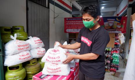 Juragan Warung Mitra Bukalapak (MBL) di Kecamatan Pesanggrahan menata paket sembako yang akan diserahkan kepada masyarakat membutuhkan di Jakarta (15/5). Sebanyak 10 ribu paket sembako disalurkan melalui 50 titik MBL di provinsi DKI Jakarta , hingga tanggal Jumat (22/5)).