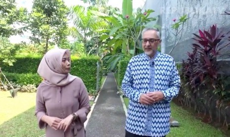 Jurnalis Republika, Yeyen Rostiyani (kiri) dan Duta Besar Inggris untuk Indonesia, Moazzam Malik (kanan)