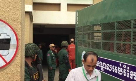 Jurnalis Australia James Ricketson yang didakwa dengan tuduhan mata-mata tiba di pengadilan Phnom Penh, Senin (19/2).