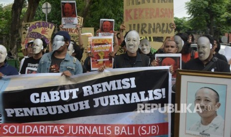 Jurnalis dan masyarakat yang tergabung dalam Solidaritas Jurnalis Bali mengikuti aksi damai mendesak pembatalan remisi bagi I Nyoman Susrama di Monumen Bajra Sandhi, Denpasar, Bali, Jumat (1/2/2019). 