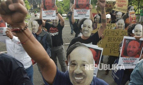 Jurnalis dan masyarakat yang tergabung dalam Solidaritas Jurnalis Bali mengikuti aksi damai mendesak pembatalan remisi bagi I Nyoman Susrama di Monumen Bajra Sandhi, Denpasar, Bali, Jumat (1/2/2019). 