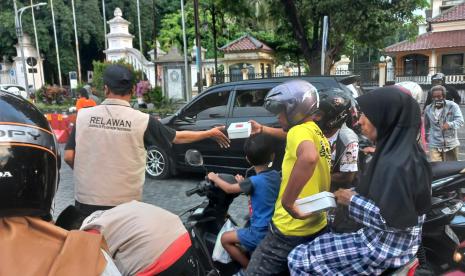 Jurnalis Filantropi Indonesia (Jufi) kembali menyelenggarakan kegiatan Ramadhan Bahagia berupa pembagian paket pangan. Untuk tahun ini, Jufi menyalurkan 560 paket pangan (sembako, takjil, dan makanan anak-anak) yang dibagikan di Solo dan Karanganyar, Jawa Tengah pada Jumat-Sabtu. 