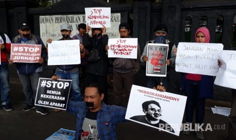 Jurnalis Malang Raya (JMR) melakukan aksi damai dalam gerakan solidaritas untuk keselamatan jurnalis di depan Gedung DPRD Kota Malang, Jumat (27/9). 