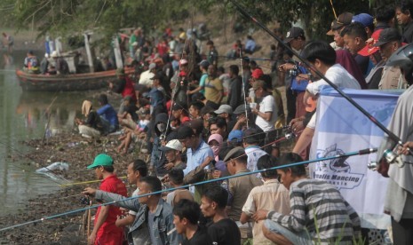 Jurnalis Mancing Indonesia (JMI) dan Pemerintah Kabupaten (Pemkab) Serang menggelar Festival Tasikardi di Danau Tasikardi, Desa Margasana, Kecamatan Keramat Watu, Kabupaten Serang, Sabtu (24/8).