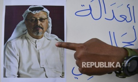 Jurnalis melakukan aksi solidaritas bagi wartawan Arab Saudi Jamal Khashoggi di depan Kedutaan Besar Arab Saudi, Jakarta, Jumat (19/10/2018). 