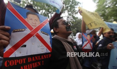 Jurnalis melakukan aksi solidaritas di depan Kantor Kementerian Koordinator Bidang Politik, Hukum dan Keamanan (Kemenko Polhukam) Jakarta, Kamis (25/8).  (Republika/Rakhmawaty La'lang)