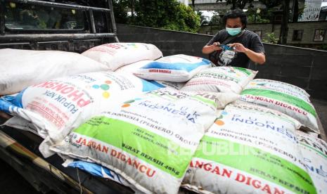 Jurnalis memotret barang bukti saat rilis kasus penyalahgunaan pupuk bersubsidi di Bareskrim Polri, Jakarta, Senin (31/1/2022). Dalam ungkap kasus tersebut, Satgas Pangan Polri mengamankan dua orang tersangka serta barang bukti pupuk yang diduga mengakibatkan kerugian negara sebesar Rp30 miliiar.