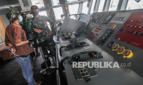 Jurnalis mendengarkan penjelasan dari Prajurit TNI AD saat memperkenalkan alutsista kapal terbaru ADRI (Angkatan Darat Republik Indonesia) lima dua di Satangair Pusbekangad, Tanjung Priok, Jakarta Utara, Selasa (29/9/2020). Kapal ADRI lima satu merupakan alutsista terbaru dari Satangair (Satuan Angkutan Perairan) Pusbekangad (Pusat Pembekalan Angkutan TNI Angkatan Darat) yang dkhususkan untuk mengangkut Tank Leopard latihan ke luar pulau Jawa. 