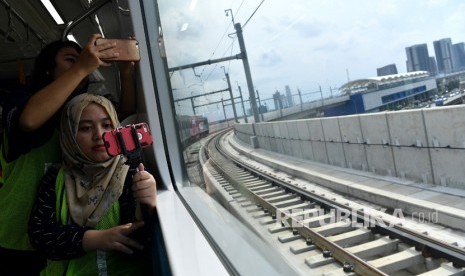 Jurnalis mengabadikan suasana perjalanan kereta Mass Rapid Transit (MRT) saat uji coba di Jakarta, Rabu (30/1/2019). 