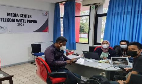 Jurnalis mengakses internet secara gratis di media center yang disediakan Telkom di Kantor Witel Papua. Saat ini seluruh layanan TelkomGroup baik suara maupun data mulai dari fixed broadband IndiHome hingga mobile broadband Telkomsel telah up kembali dan dapat digunakan pelanggan secara prioritas sambil menunggu penyelesaian proses penyambungan kabel dengan menggunakan kapal khusus.