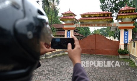 Jurnalis mengambil gambar suasana kantor PTPN III (Persero), di Medan, Sumatera Utara, Rabu (4/9/2019). 