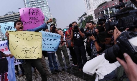 Jurnalis mengecam aksi oknum Brimob atas tindakan kekerasan terhadap jurnalis saat meliput demo BBM di Makasar. 