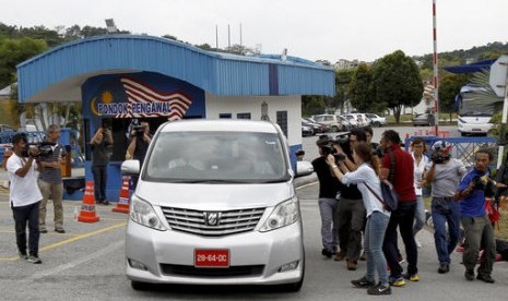 Jurnalis mengejar mobil dengan pelat Kedutaan Korea Utara di markas Polisi Sepang, tempat warga Korea Utara Ri Jong Chol ditahan di Kuala Lumpur, Malaysia, Rabu (22/2). Ri Jong Chol ditahan terkait tewasnya Kim Jong-nam.