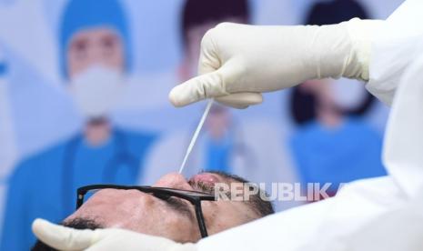 Jurnalis mengikuti tes usap (swab test) COVID-19 gratis. (Ilustrasi)